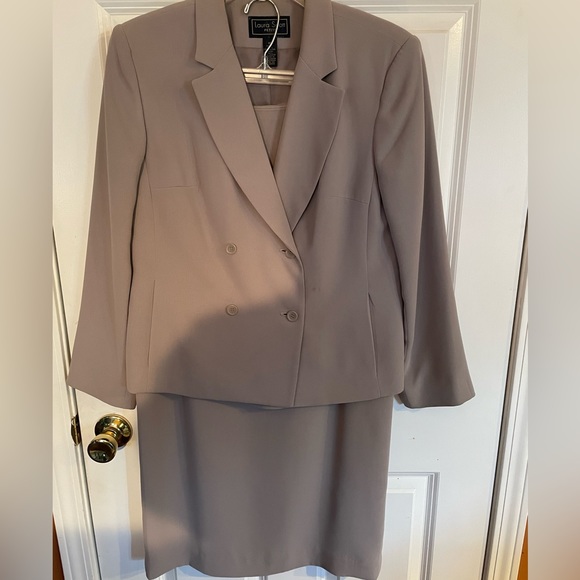 Suit - Picture 1 of 3